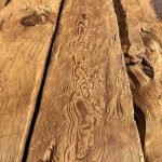 Planches de vieux bois taillées à la main